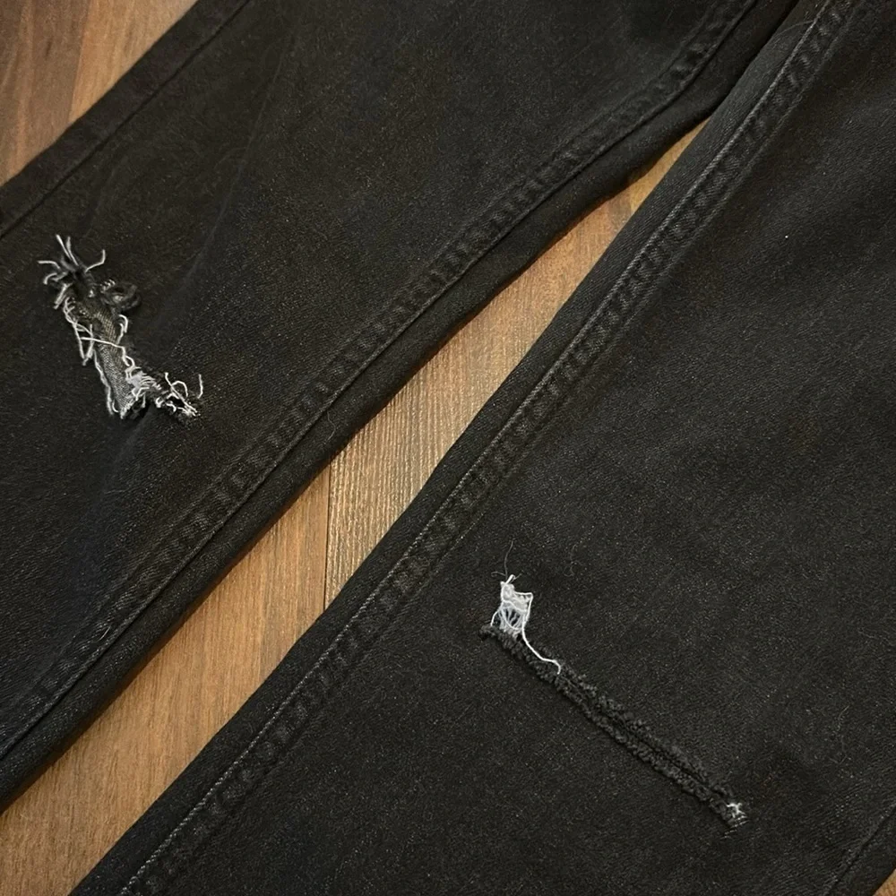 Free People Destroyed Ankle Raw Hem Skinny Jean-Black-Size 26-Distressed - Picture 6 of 13